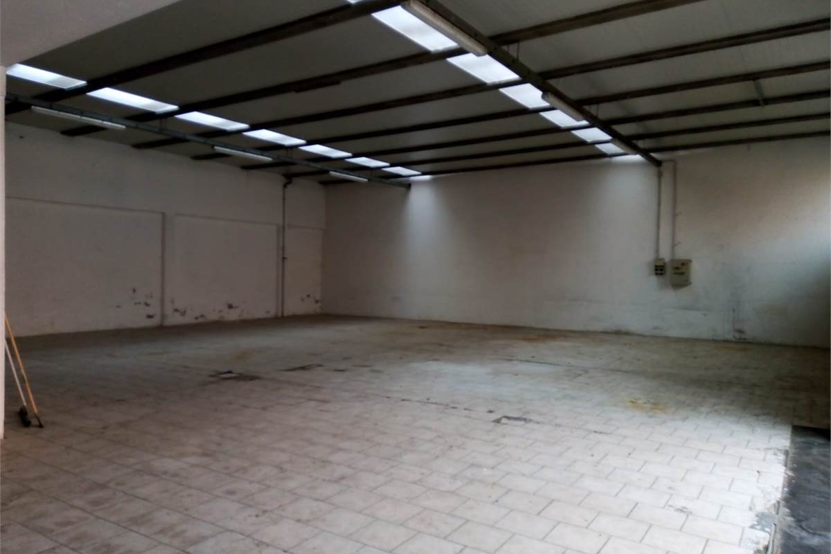 CANTU' vendiamo CAPANNONE con ufficio e piazzale