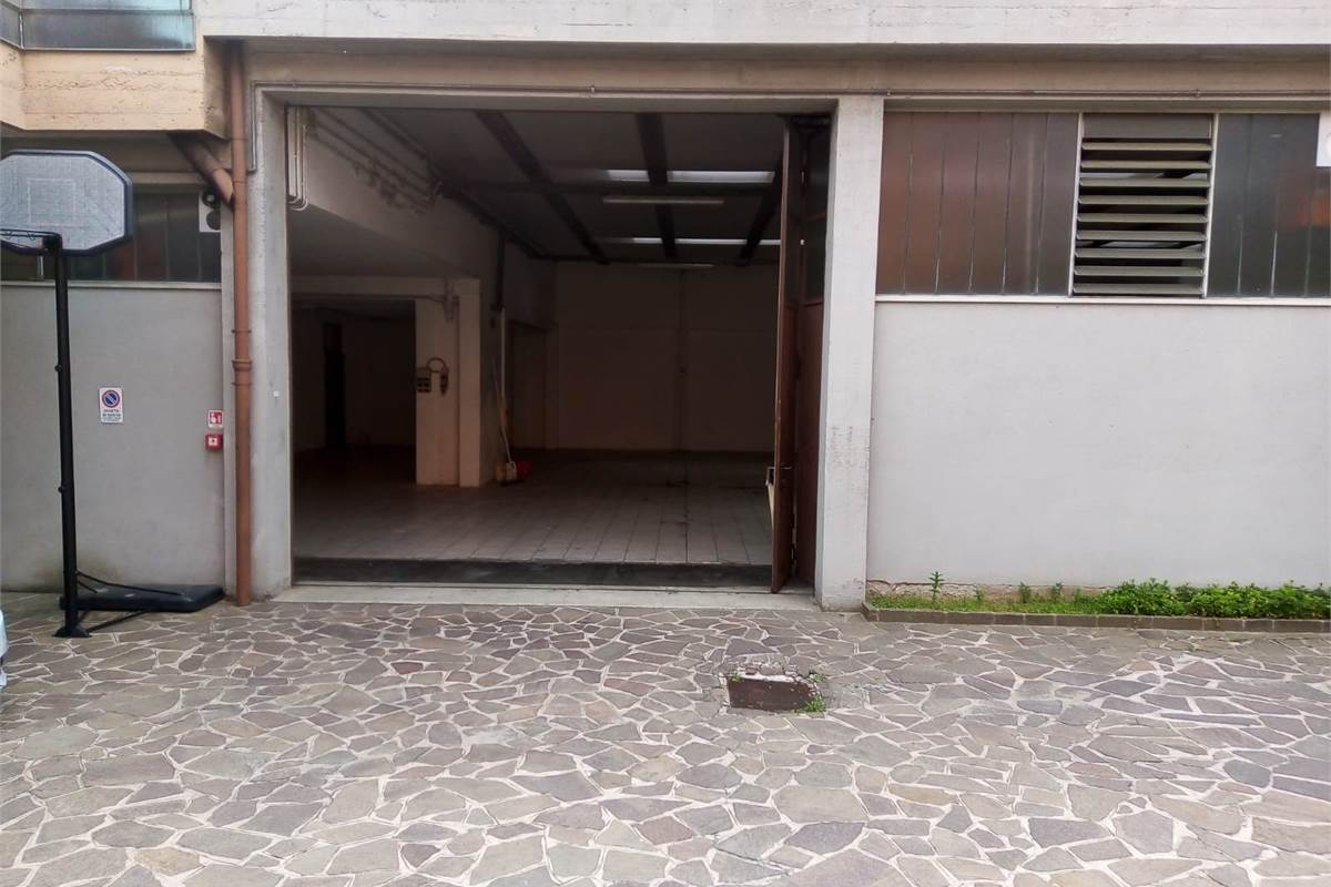 CANTU' vendiamo CAPANNONE con ufficio e piazzale