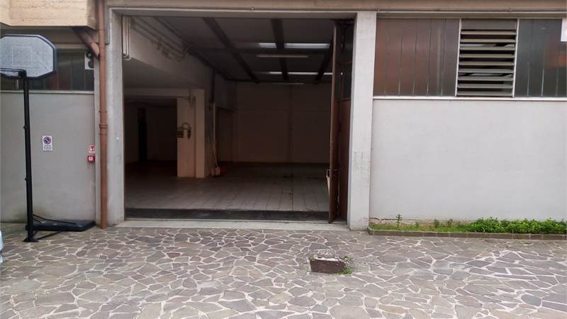 CANTU' vendiamo CAPANNONE con ufficio e piazzale