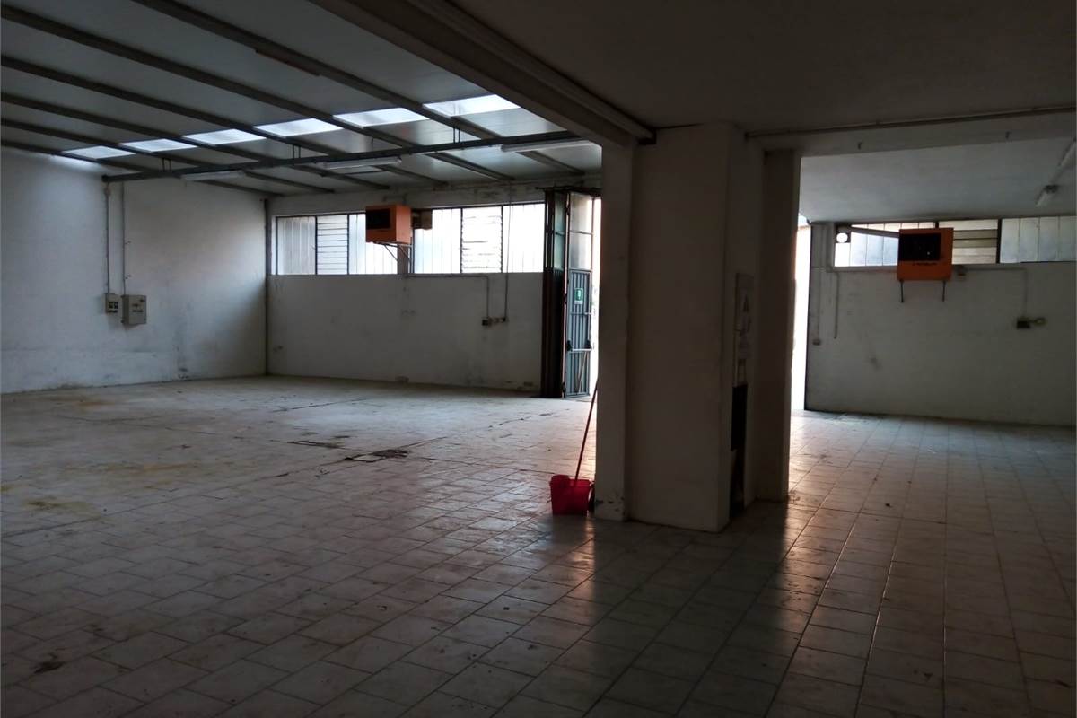 CANTU' vendiamo CAPANNONE con ufficio e piazzale