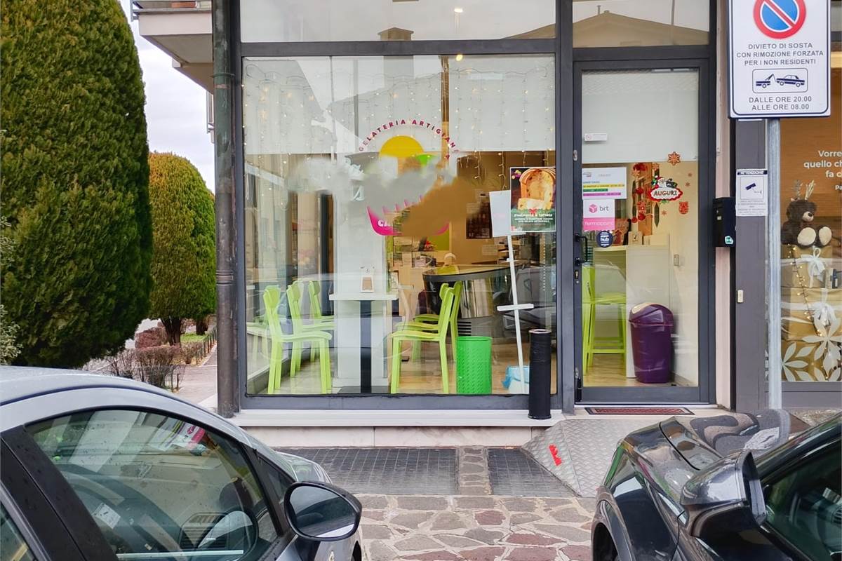 CARUGO attività GELATERIA/BAR/CAFFETTERIA