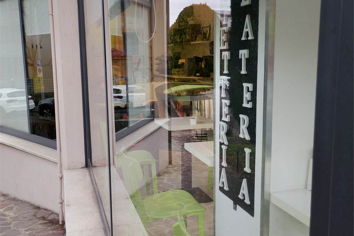 CARUGO attività GELATERIA/BAR/CAFFETTERIA