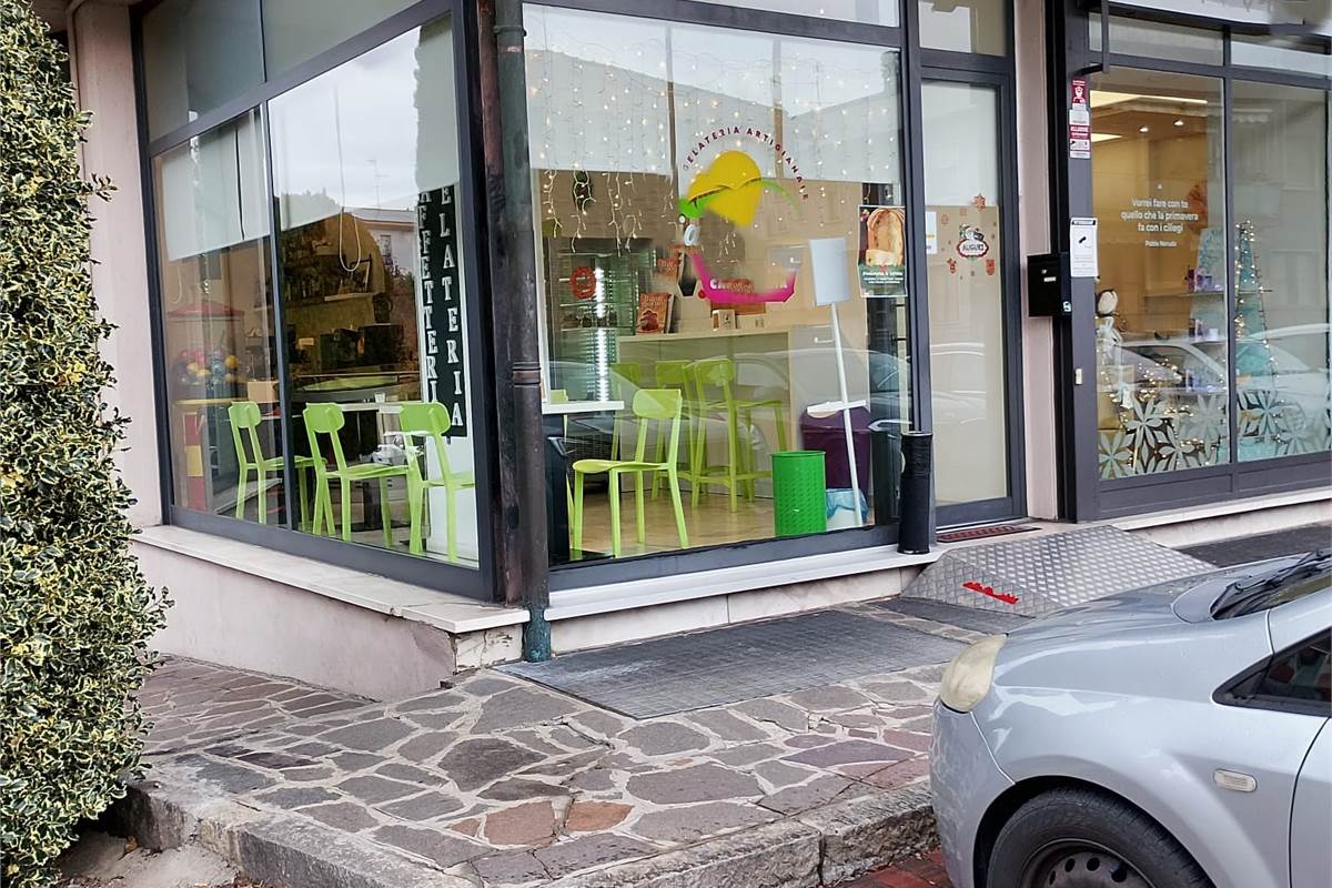 CARUGO attività GELATERIA/BAR/CAFFETTERIA