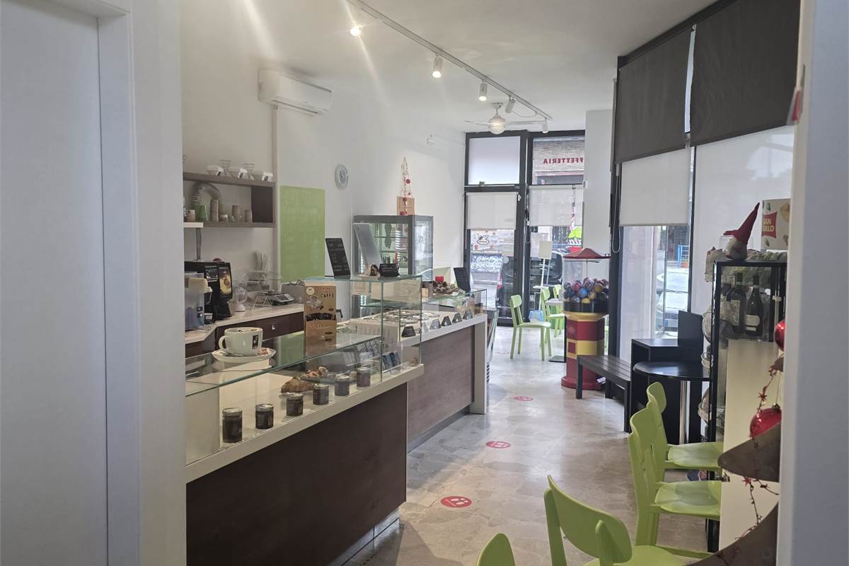 CARUGO attività GELATERIA/BAR/CAFFETTERIA