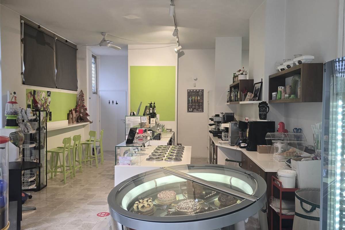 CARUGO attività GELATERIA/BAR/CAFFETTERIA