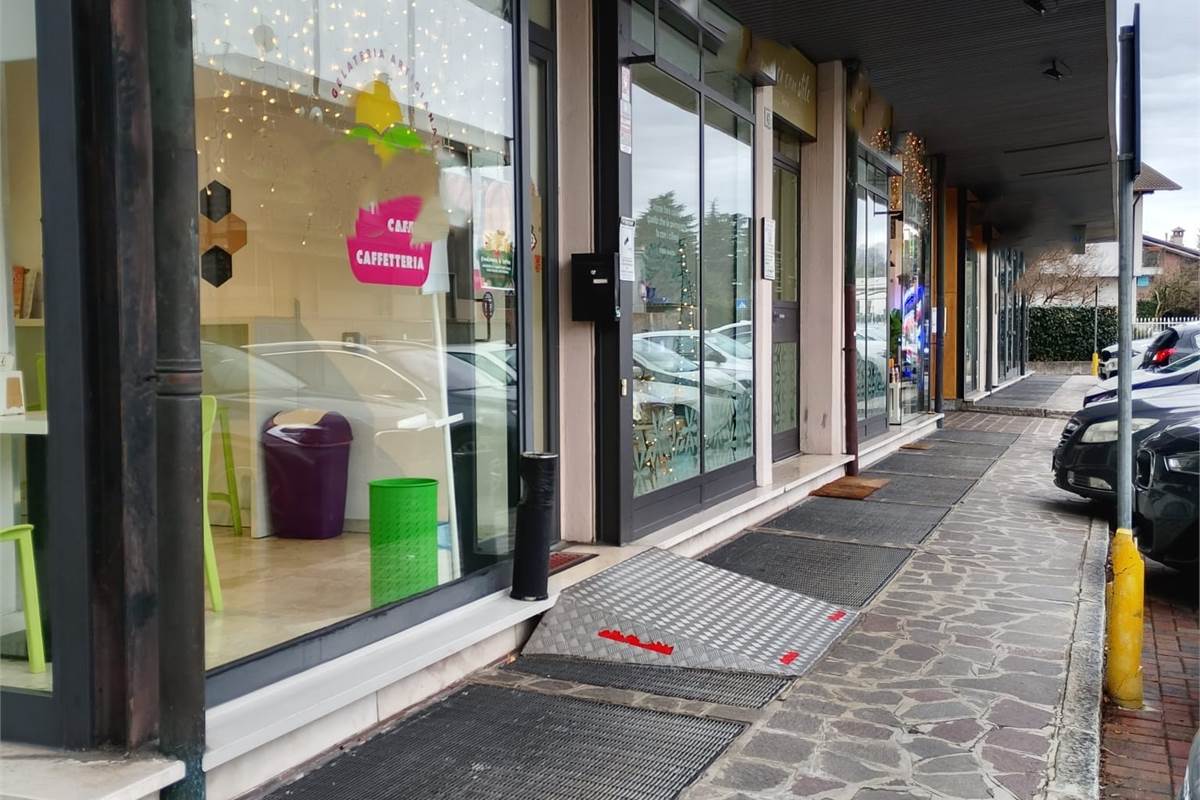 CARUGO attività GELATERIA/BAR/CAFFETTERIA