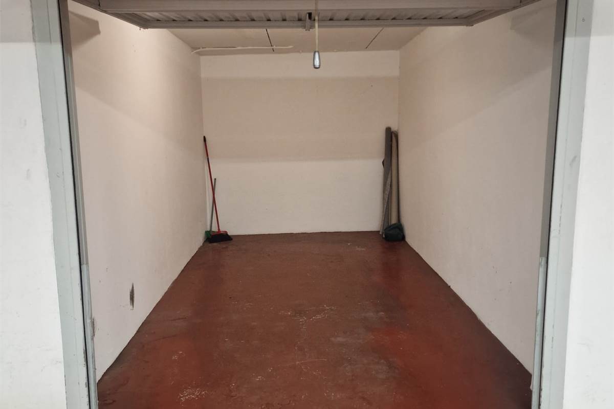 CANTU' Via G. Cesare vendo BOX