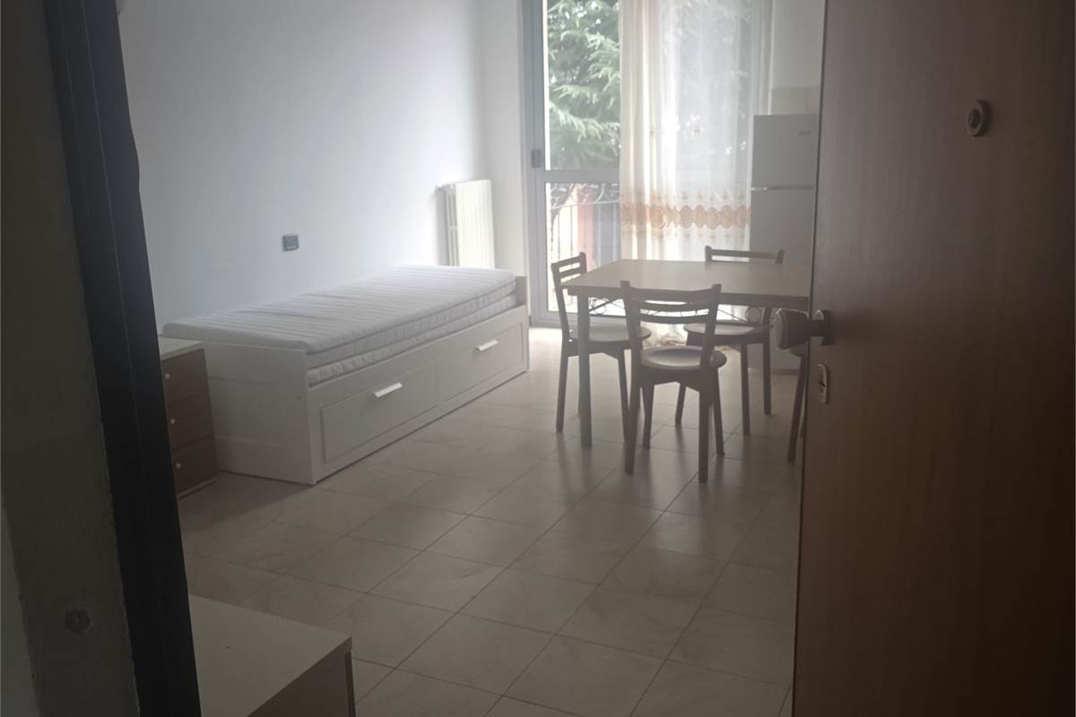 MEDA affittiamo ampio MONOLOCALE con cantina