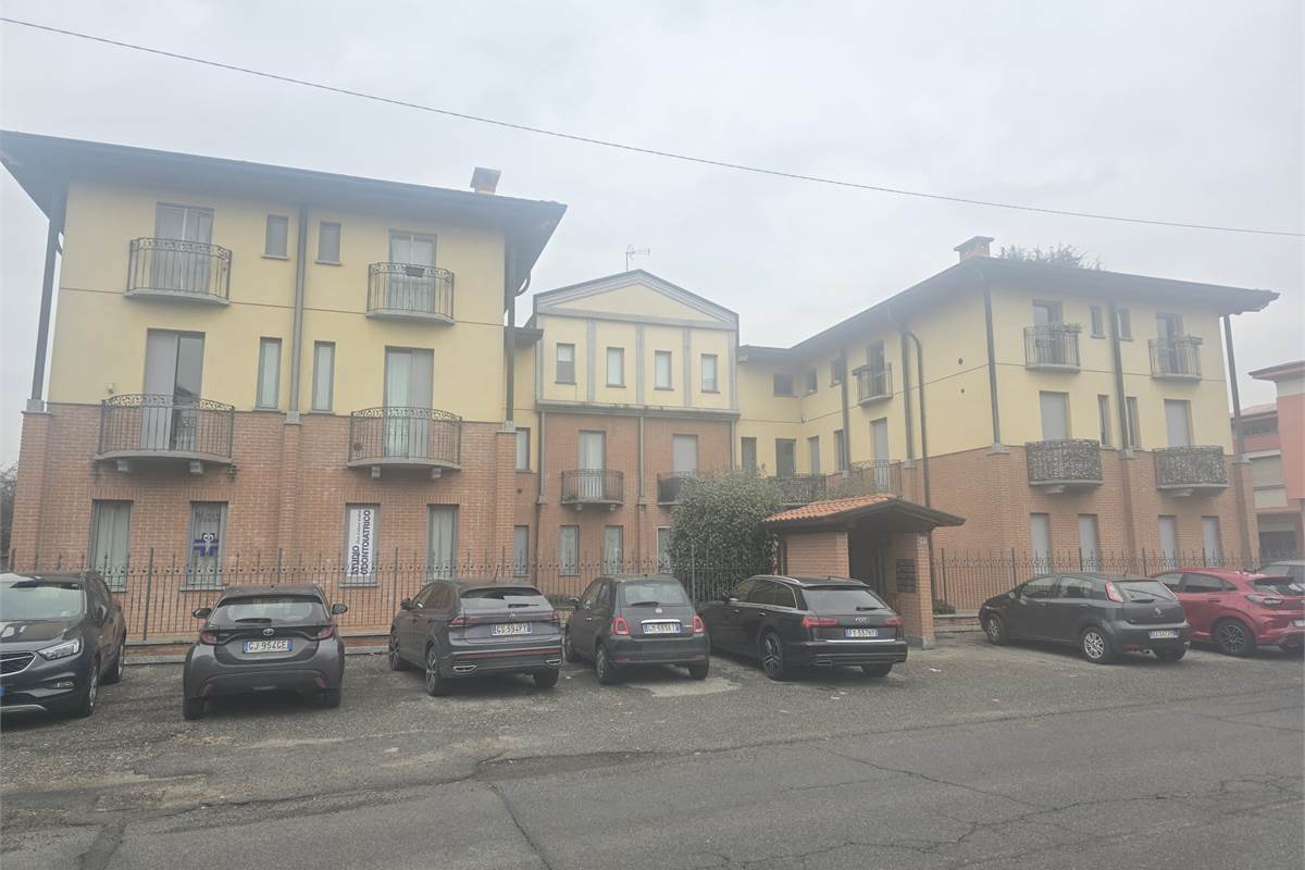 MEDA affittiamo ampio MONOLOCALE con cantina