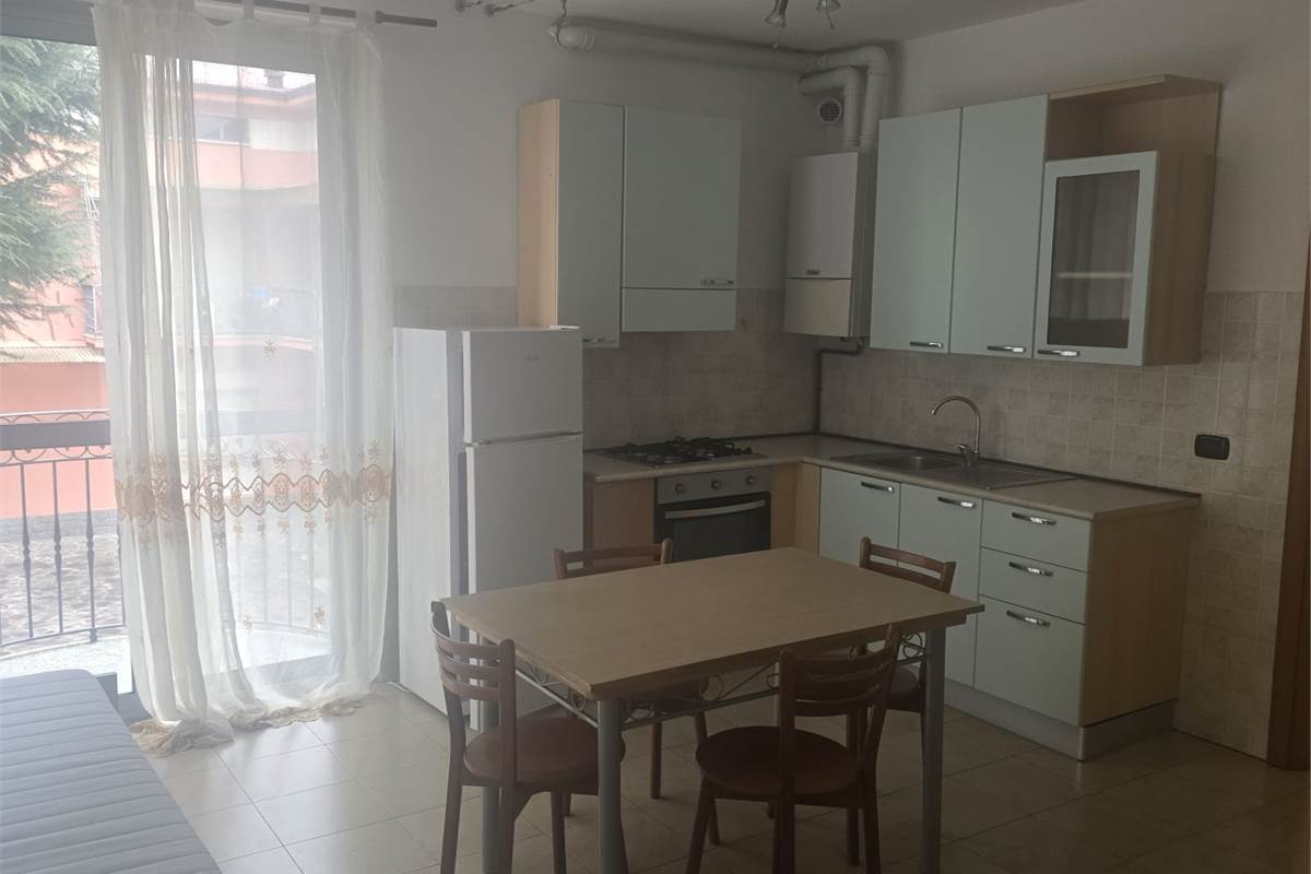 MEDA affittiamo ampio MONOLOCALE con cantina