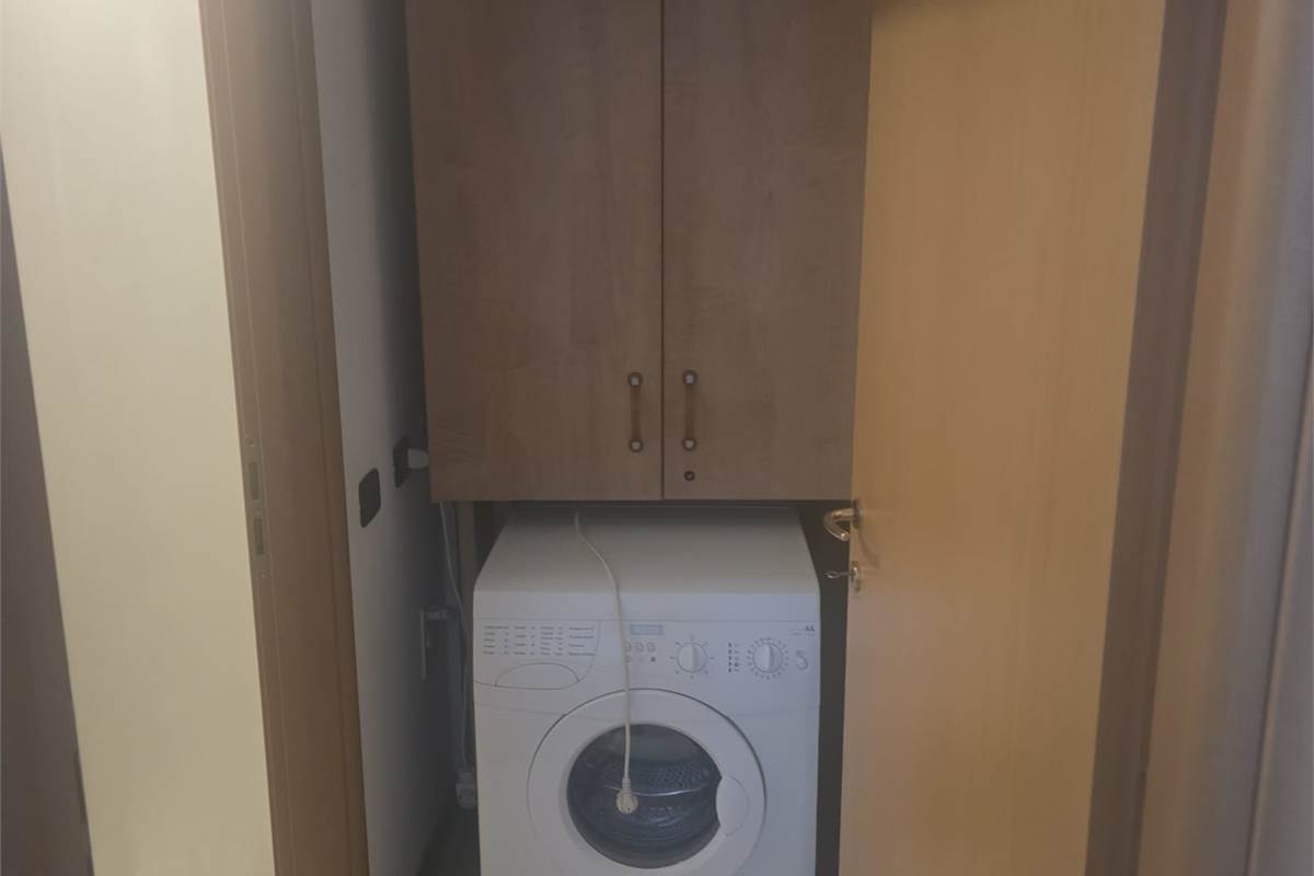 MEDA affittiamo ampio MONOLOCALE con cantina