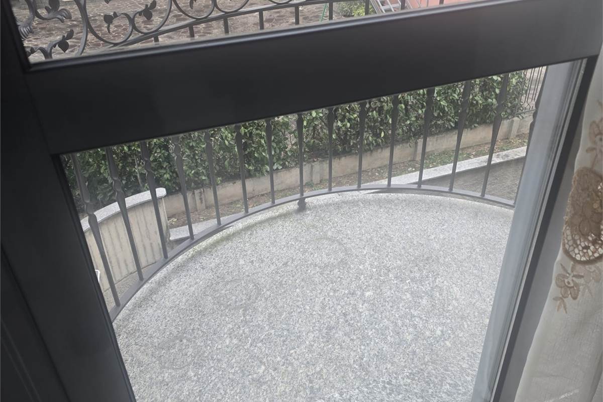 MEDA affittiamo ampio MONOLOCALE con cantina