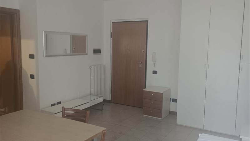 MEDA affittiamo ampio MONOLOCALE con cantina