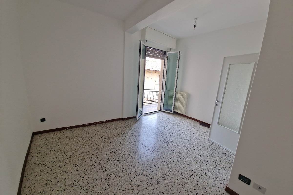 SENNA COMASCO AFFITTO BILOCALE NON ARREDATO