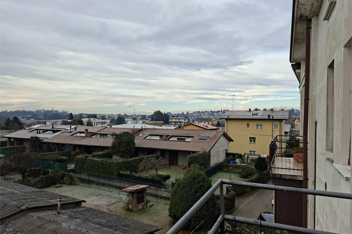 CANTU' Via Resegone vendiamo TRILOCALE 