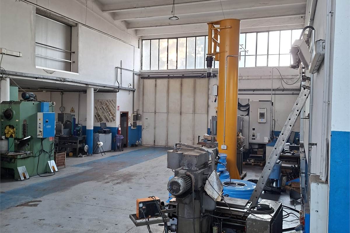 CANTU' Mirabello vendiamo CAPANNONE con appartamento