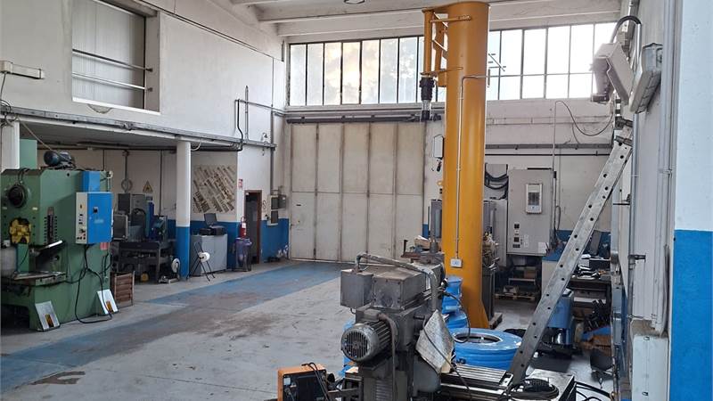 CANTU' Mirabello vendiamo CAPANNONE con appartamento