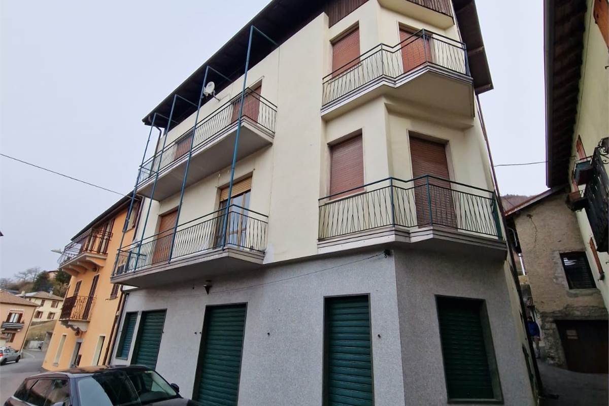 SAN FEDELE INTELVI vendo STABILE di 4 piani