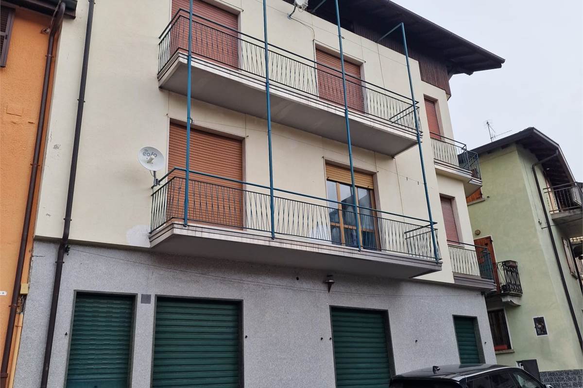 SAN FEDELE INTELVI vendo STABILE di 4 piani