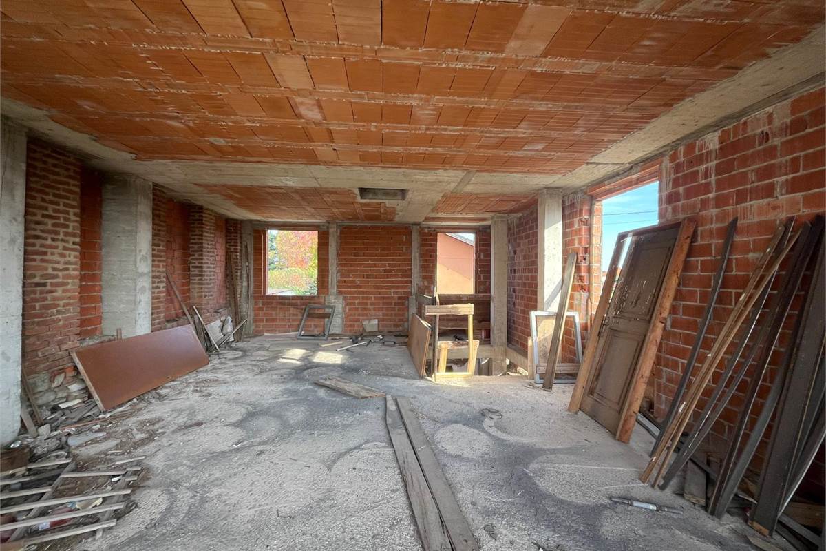 BREGNANO vendo RUSTICO da ultimare