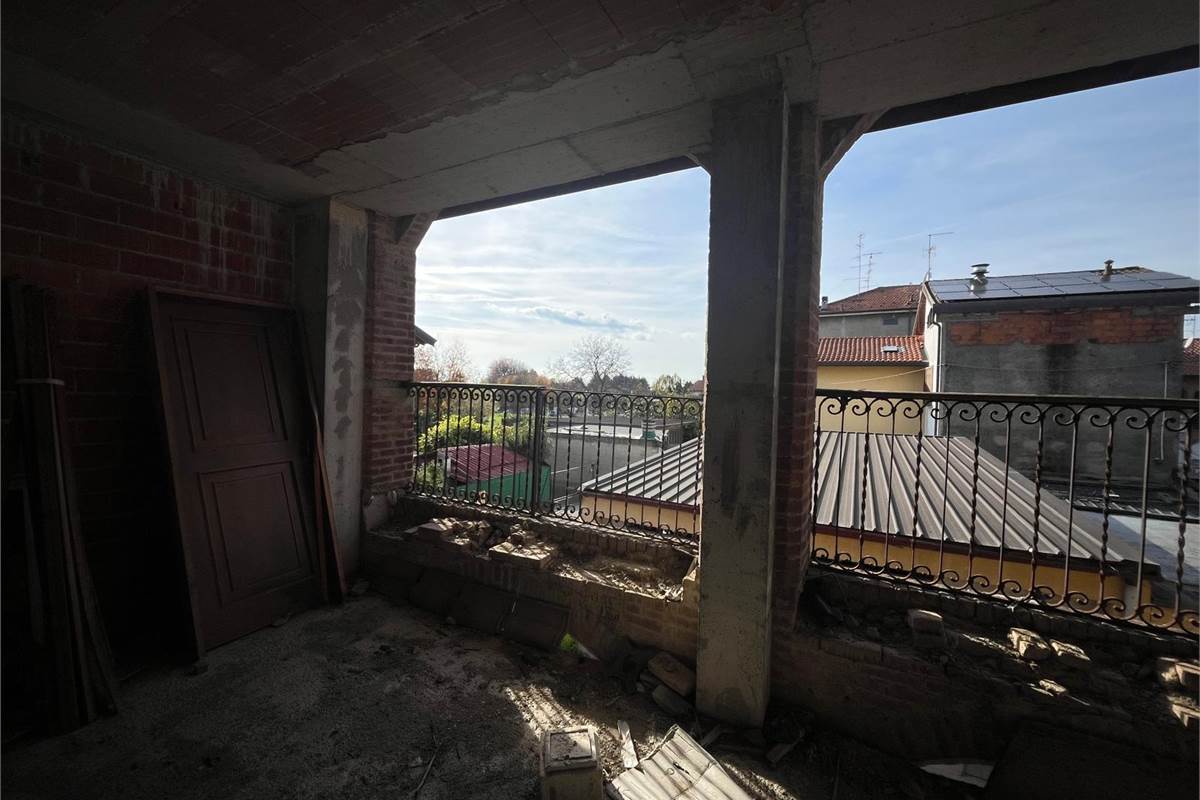 BREGNANO vendo RUSTICO da ultimare