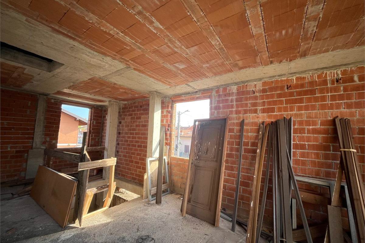 BREGNANO vendo RUSTICO da ultimare