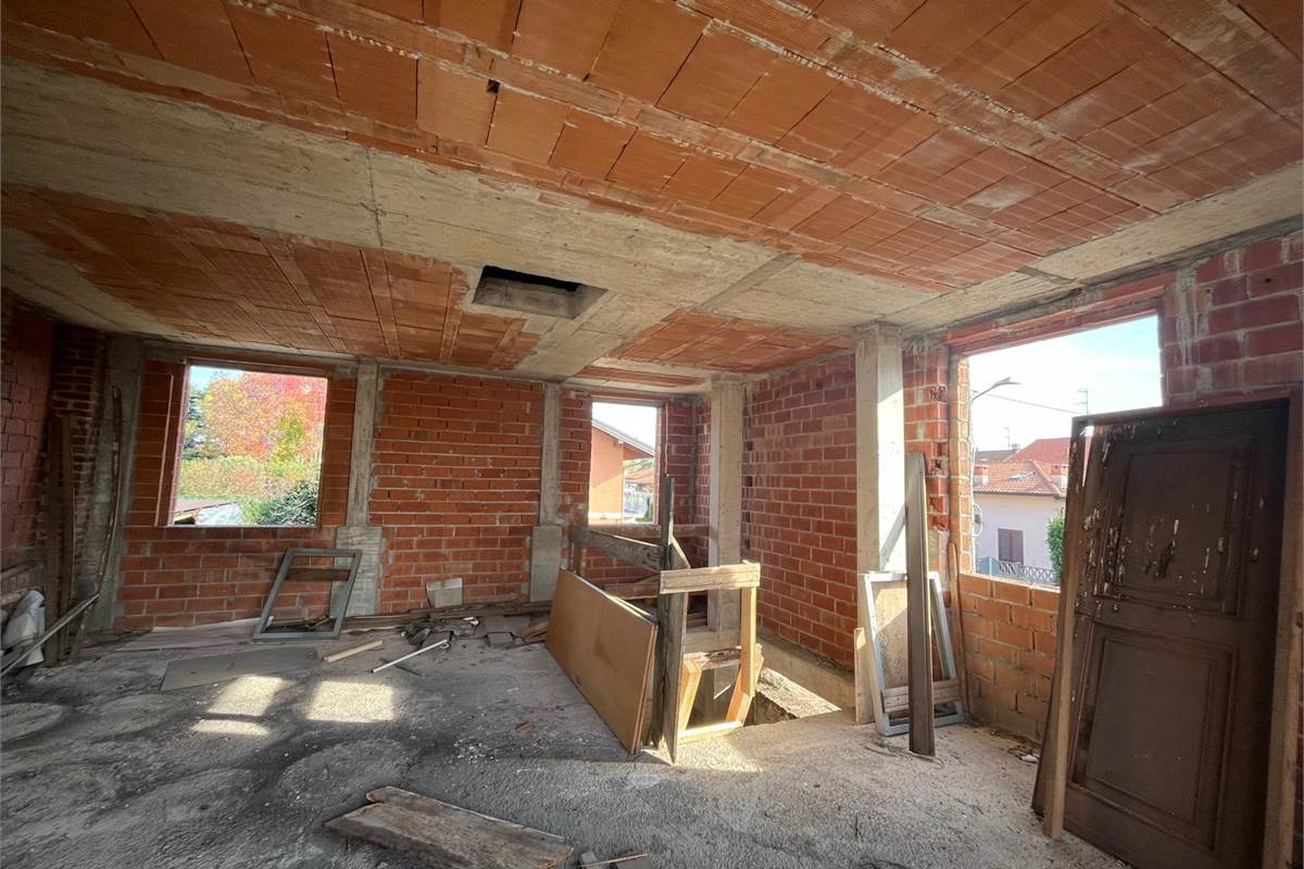 BREGNANO vendo RUSTICO da ultimare