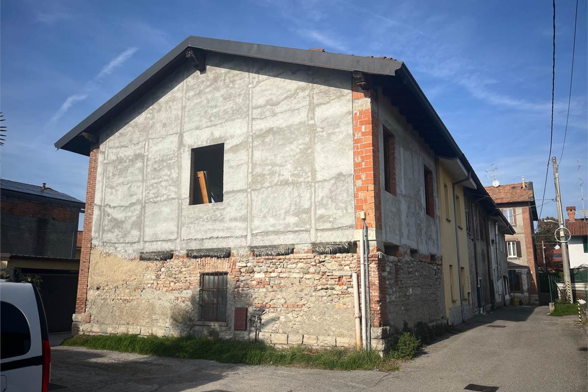 BREGNANO vendo RUSTICO da ultimare