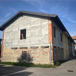 BREGNANO vendo RUSTICO da ultimare