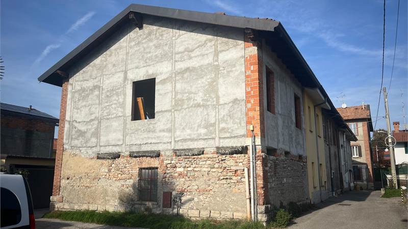 BREGNANO vendo RUSTICO da ultimare
