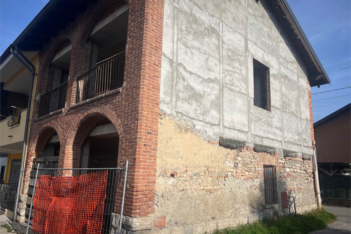 BREGNANO vendo RUSTICO da ultimare