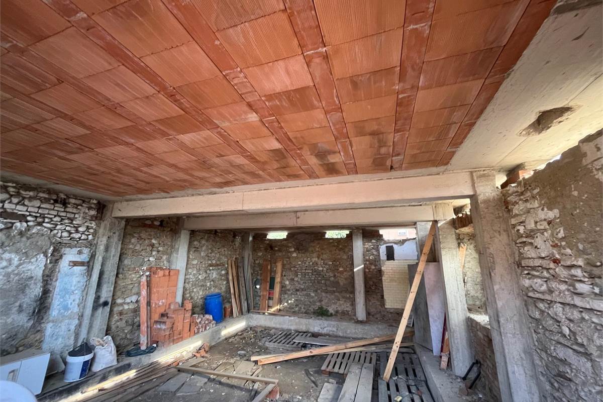 BREGNANO vendo RUSTICO da ultimare