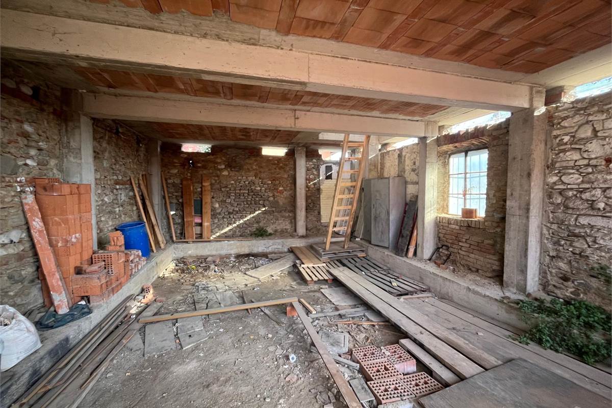 BREGNANO vendo RUSTICO da ultimare