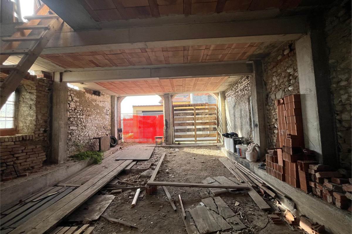BREGNANO vendo RUSTICO da ultimare