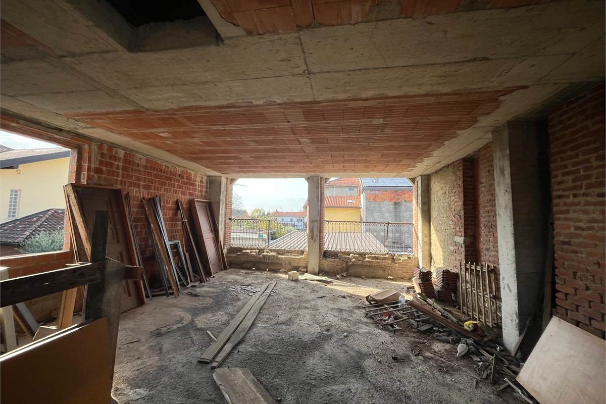 BREGNANO vendo RUSTICO da ultimare