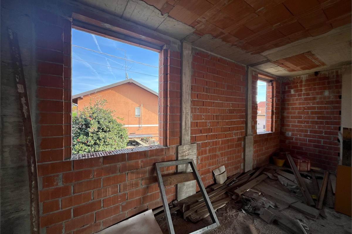 BREGNANO vendo RUSTICO da ultimare