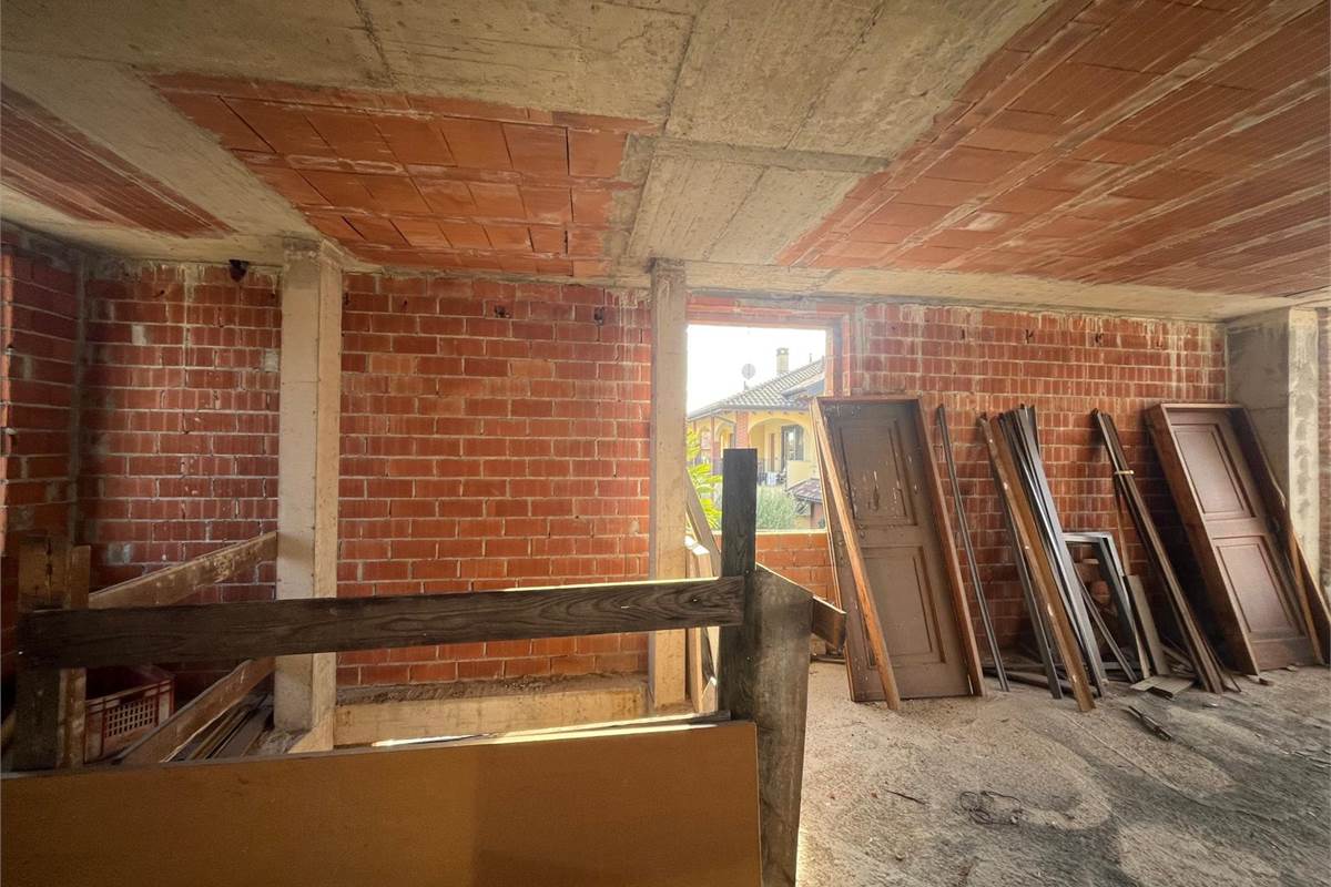 BREGNANO vendo RUSTICO da ultimare