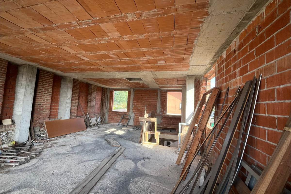 BREGNANO vendo RUSTICO da ultimare