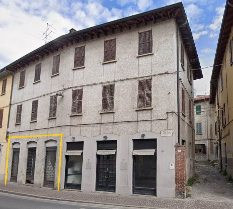 CANTU' vendiamo NEGOZIO con tre vetrine