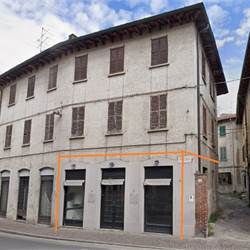 CANTU' vendiamo NEGOZIO con tre vetrine e due bagni