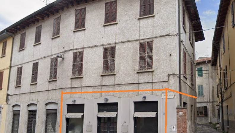 CANTU' vendiamo NEGOZIO con tre vetrine e due bagni