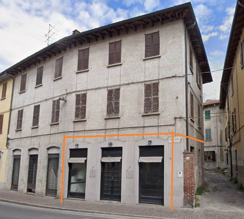 CANTU' vendiamo NEGOZIO con tre vetrine e due bagni