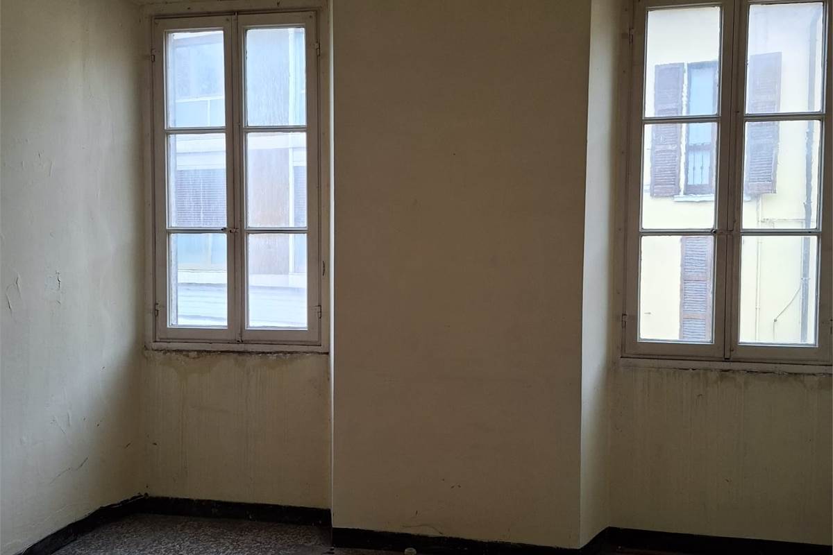 CANTU' vendiamo BILOCALE al piano primo da ristrutturare