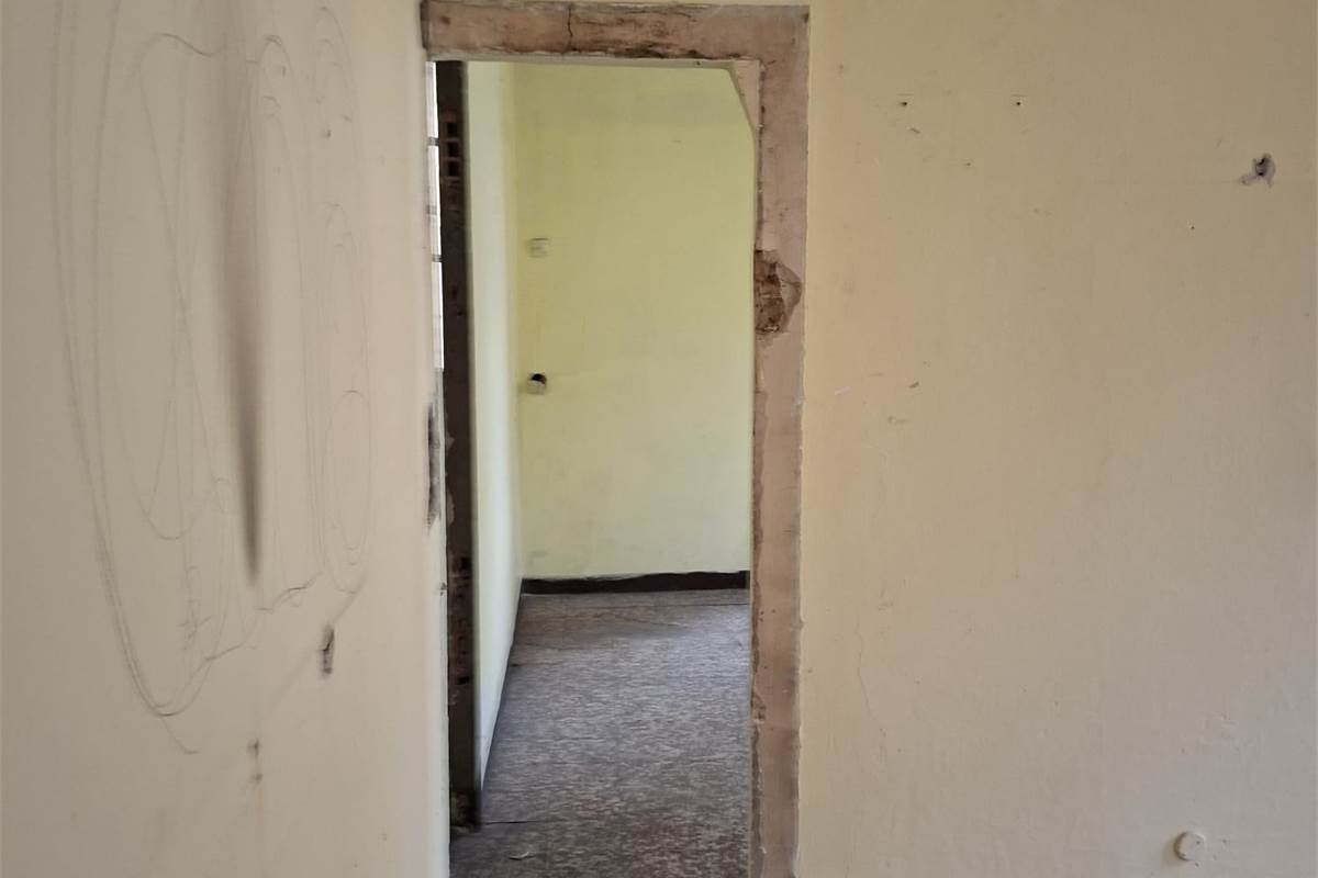 CANTU' vendiamo BILOCALE al piano primo da ristrutturare