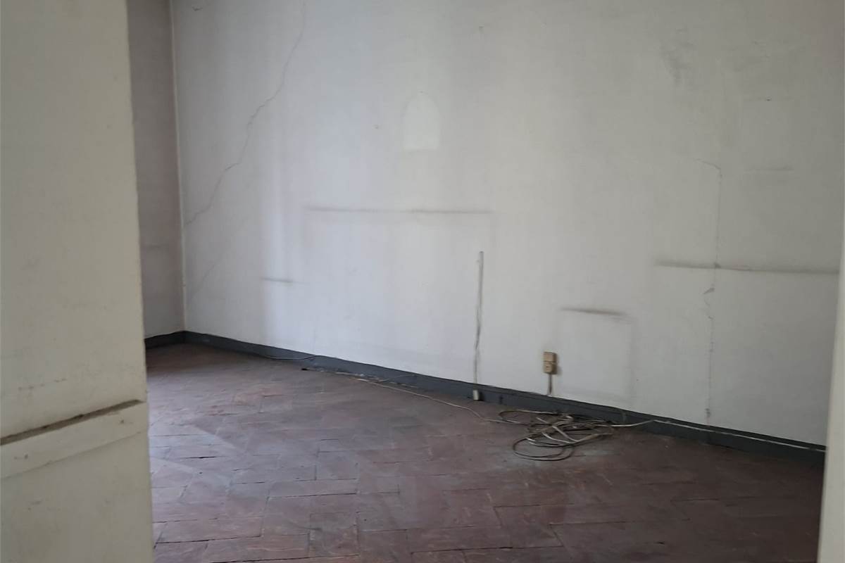 CANTU' vendiamo BILOCALE al piano primo da ristrutturare