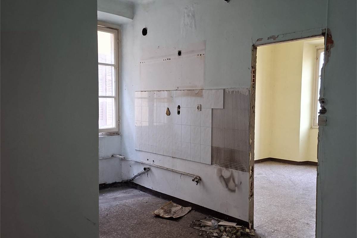 CANTU' vendiamo TRILOCALE al piano primo da ristrutturare