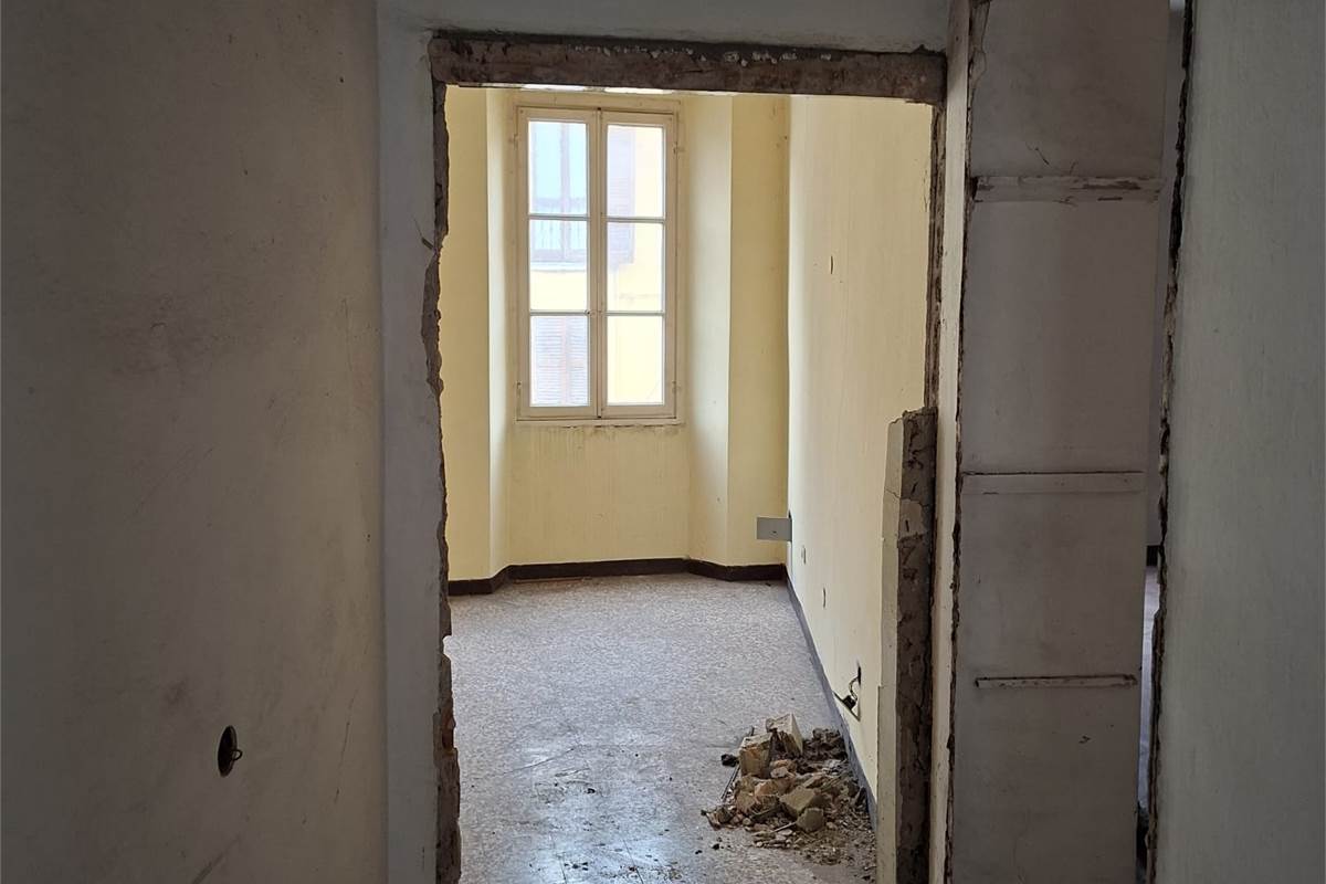 CANTU' vendiamo TRILOCALE al piano primo da ristrutturare