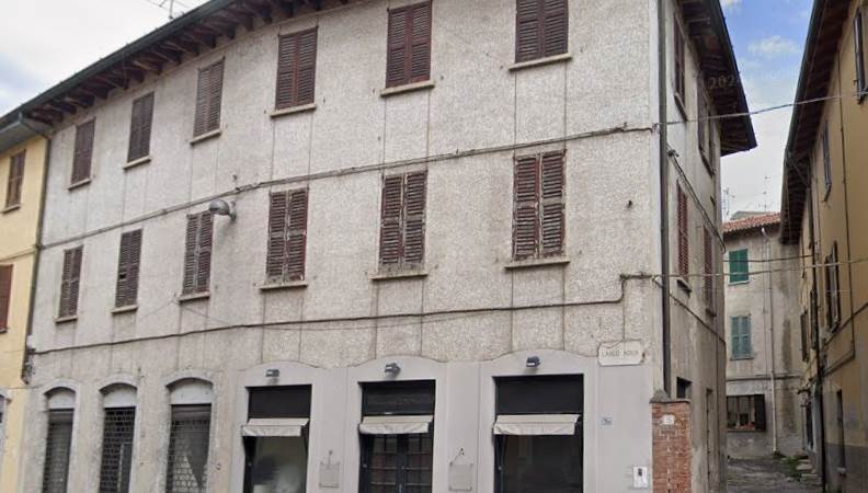 CANTU' vendiamo BILOCALE al piano secondo da ristrutturare