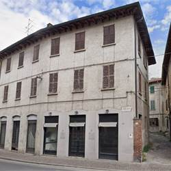 CANTU' vendiamo TRILOCALE al piano secondo da ristrutturare