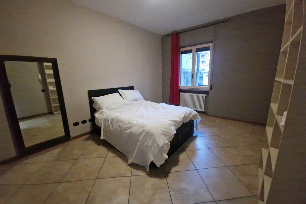 COMO affittiamo BILOCALE arredato con terrazzino